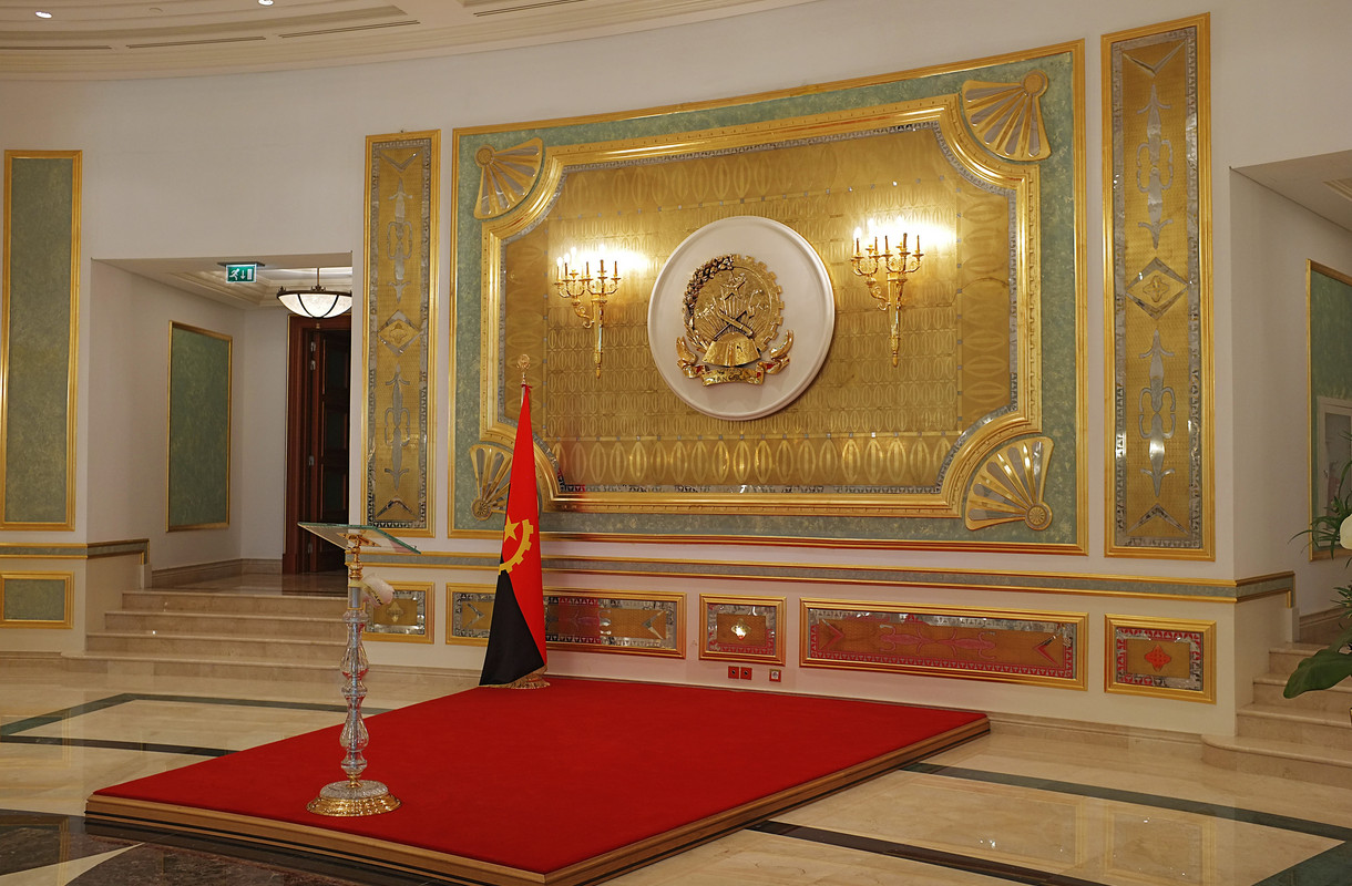 Moscatelli - Wall lamp 41601 and Flag-bearer - Assembleia National - Angola Custom-made chandelier, Carthage, Tunis